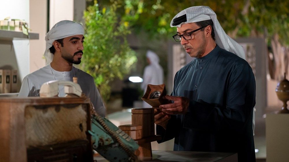 منصور بن زايد وخالد بن محمد بن زايد يحضران المجلس الرمضاني لحكومة أبوظبي «برزة أبوظبي» في قصر الحصن