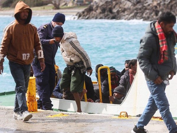 مصرع مهاجرين في انقلاب قارب بالمياه اليونانية