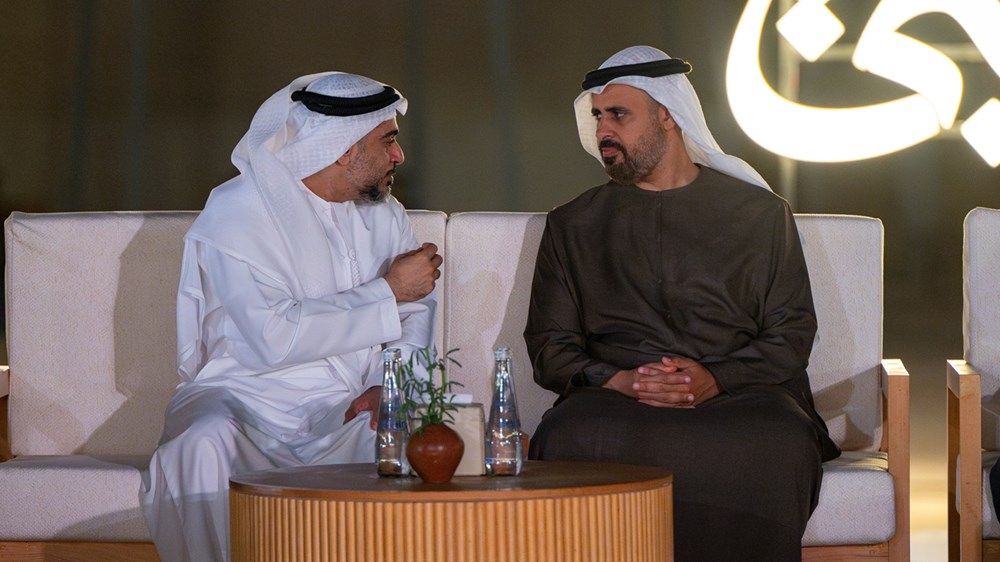 منصور بن زايد وخالد بن محمد بن زايد يحضران المجلس الرمضاني لحكومة أبوظبي «برزة أبوظبي» في قصر الحصن