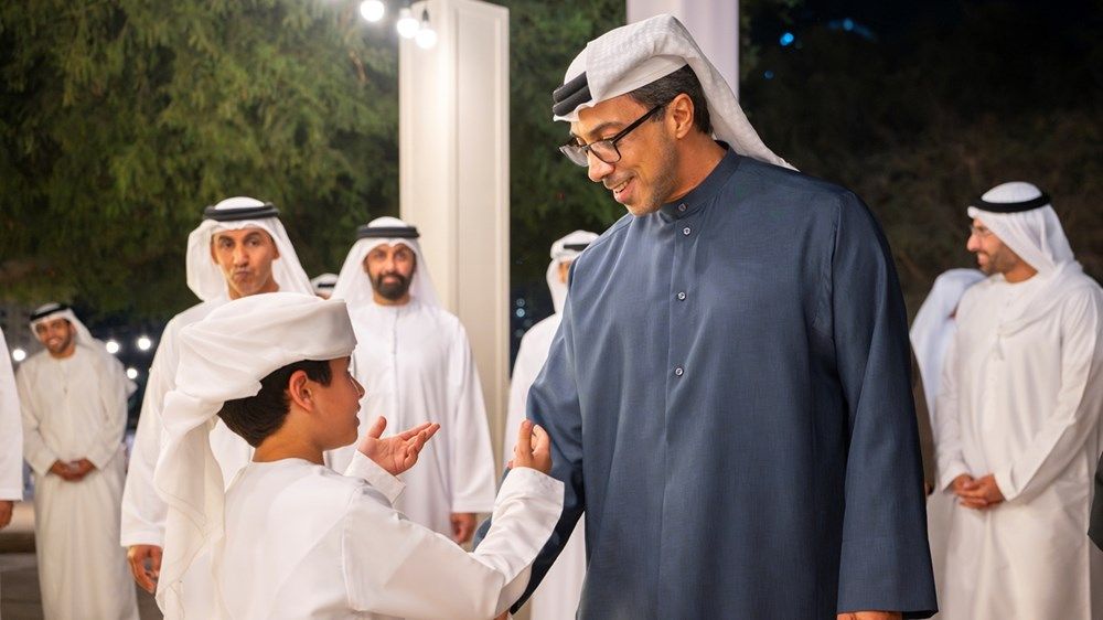 منصور بن زايد وخالد بن محمد بن زايد يحضران المجلس الرمضاني لحكومة أبوظبي «برزة أبوظبي» في قصر الحصن