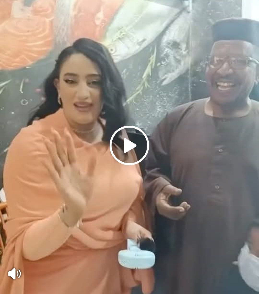 شاهد بالصورة والفيديو.. “عمو عاطف” يظهر وهو ملتصق بالمودل آية أفرو والأخيرة تشكوه للجمهور: (خرب سوقي)