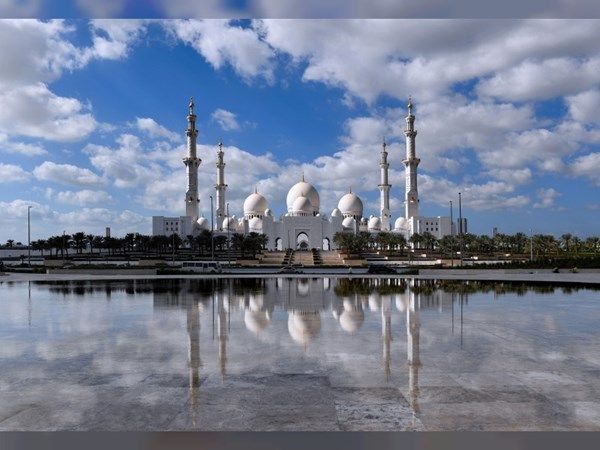 تحديد عطلة عيد الفطر المبارك في الإمارات للقطاعين الحكومي والخاص