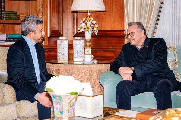 عبدالله بن زايد يلتقي مستشار الرئيس الأميركي للشؤون الأفريقية والعربية في واشنطن