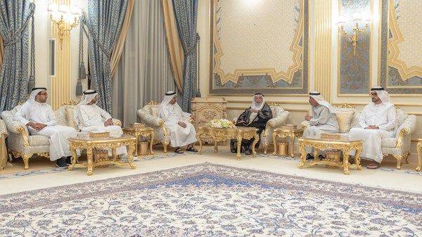 حاكم الشارقة يتبادل التهاني بشهر رمضان مع خليفة المرر ووفد وزارة الخارجية