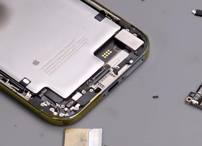 تكنولوجيا: تعديل هاتف آيفون إير بظهر شفاف ومنفذ شريحة اتصال يعرض مكوناته الداخلية التقنية