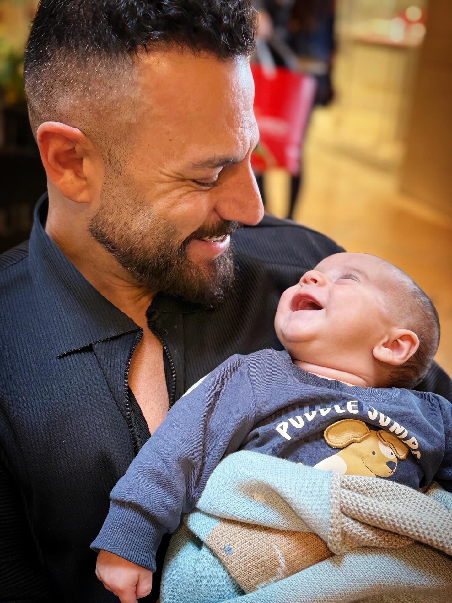 بالصور: نيقولا معوّض يحتفل بعيد ميلاده مع أغلى هدية في حياته