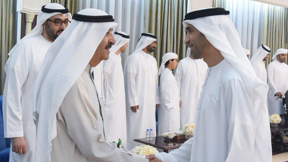 حاكم أم القيوين يستقبل الشيوخ والمسؤولين وجموع المهنئين برمضان