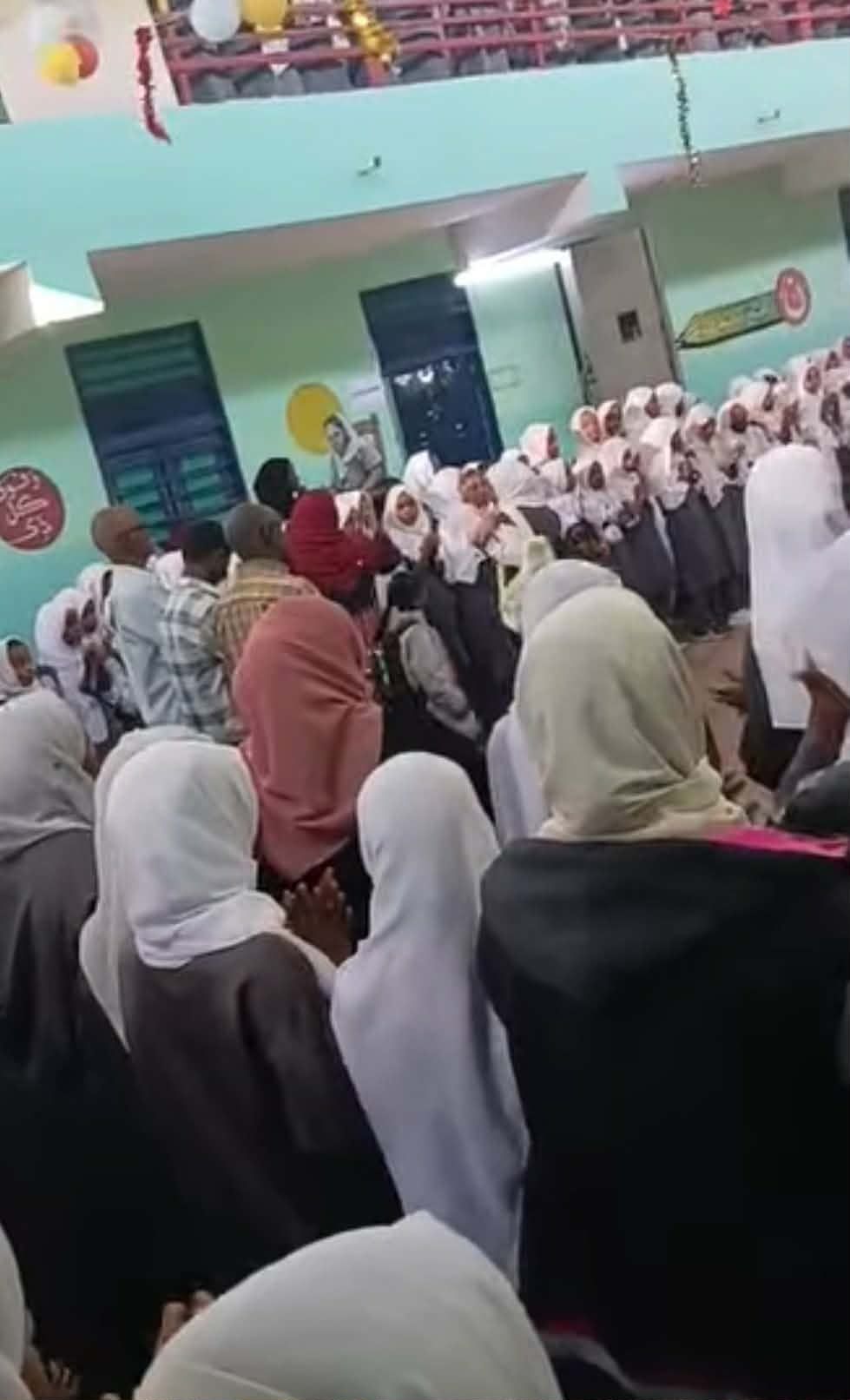 شاهد بالفيديو.. الخرطوم تعود.. مدرسة ثانوية تبدأ عامها الدراسي الجديد على أنغام “سودانية الله عليها” وسط حضور كبير من الطالبات