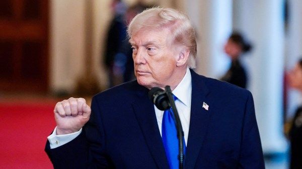 ترامب يحذر من "التلاعب" بقرار المحكمة العليا بشأن الرسوم الجمركية