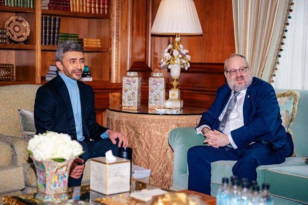 عبدالله بن زايد يلتقي المبعوث الأميركي لمراقبة ومكافحة معاداة السامية
