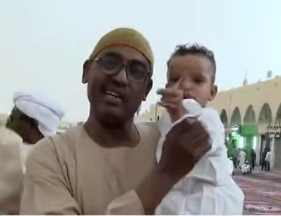 شاهد بالفيديو.. رجل سوداني يقيم إفطار رمضاني كل عام وفاءً لزوجته الراحلة