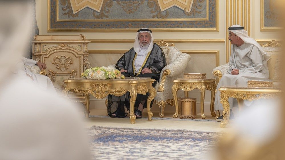 حاكم الشارقة يتبادل التهاني بشهر رمضان مع خليفة المرر ووفد وزارة الخارجية