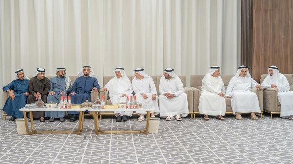 سيف بن زايد يُقدِّم واجب العزاء في وفاة محمد عبدالكريم الزرعوني