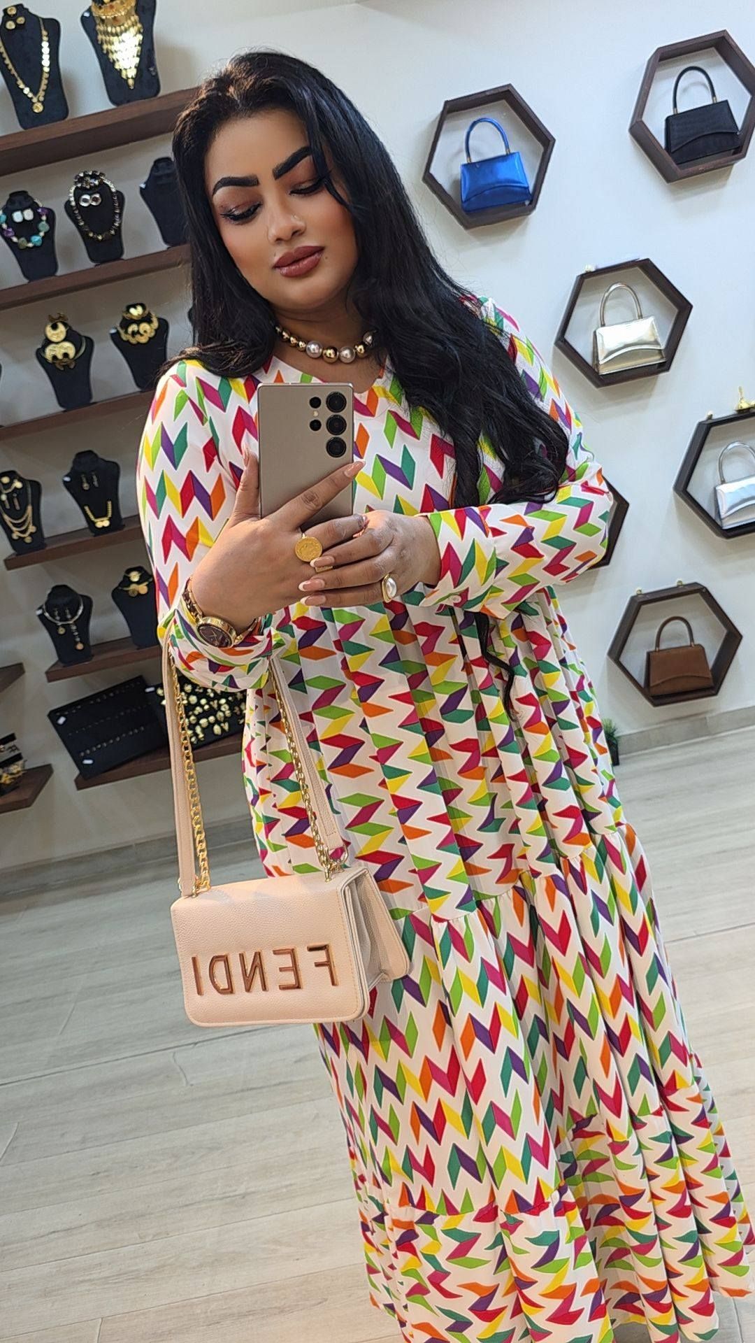 شاهد بالصور.. (الخصوصية إختيار وليس انعزالاً).. أفراح الشعب تخطف الأضواء بفستان أنيف في أحدث إطلالة لها