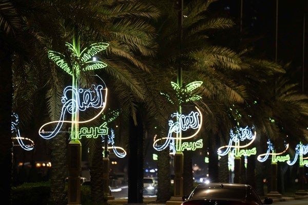 مدينة أبوظبي تكتسي بحُلّة ضوئية مبهرة احتفاءً برمضان