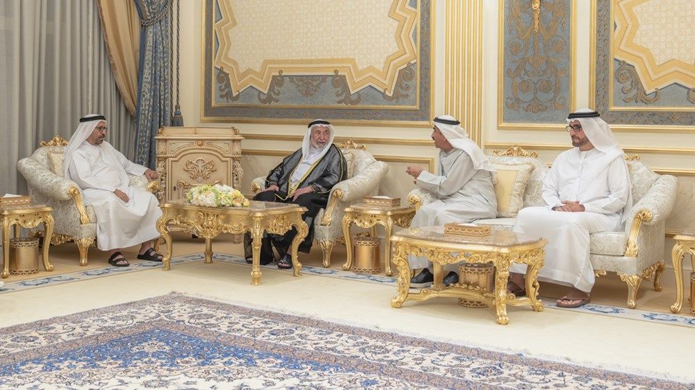 حاكم الشارقة يتبادل التهاني بشهر رمضان مع خليفة المرر ووفد وزارة الخارجية