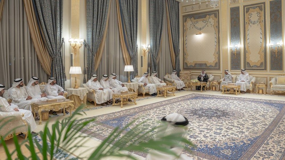 حاكم الشارقة يتبادل التهاني بشهر رمضان مع خليفة المرر ووفد وزارة الخارجية