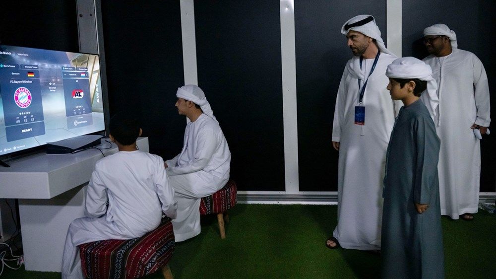 راشد بن منصور بن زايد يفتتح كأس «البلاي ستيشن» تزامناً مع مبادرات «عام الأسرة»