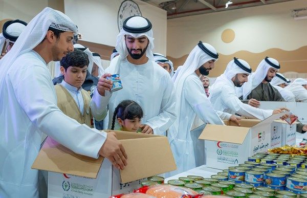 حميد وراشد بن عمار والمتطوعون يشاركون في تجهيز طرود "جسر حميد الجوي" دعماً لغزة