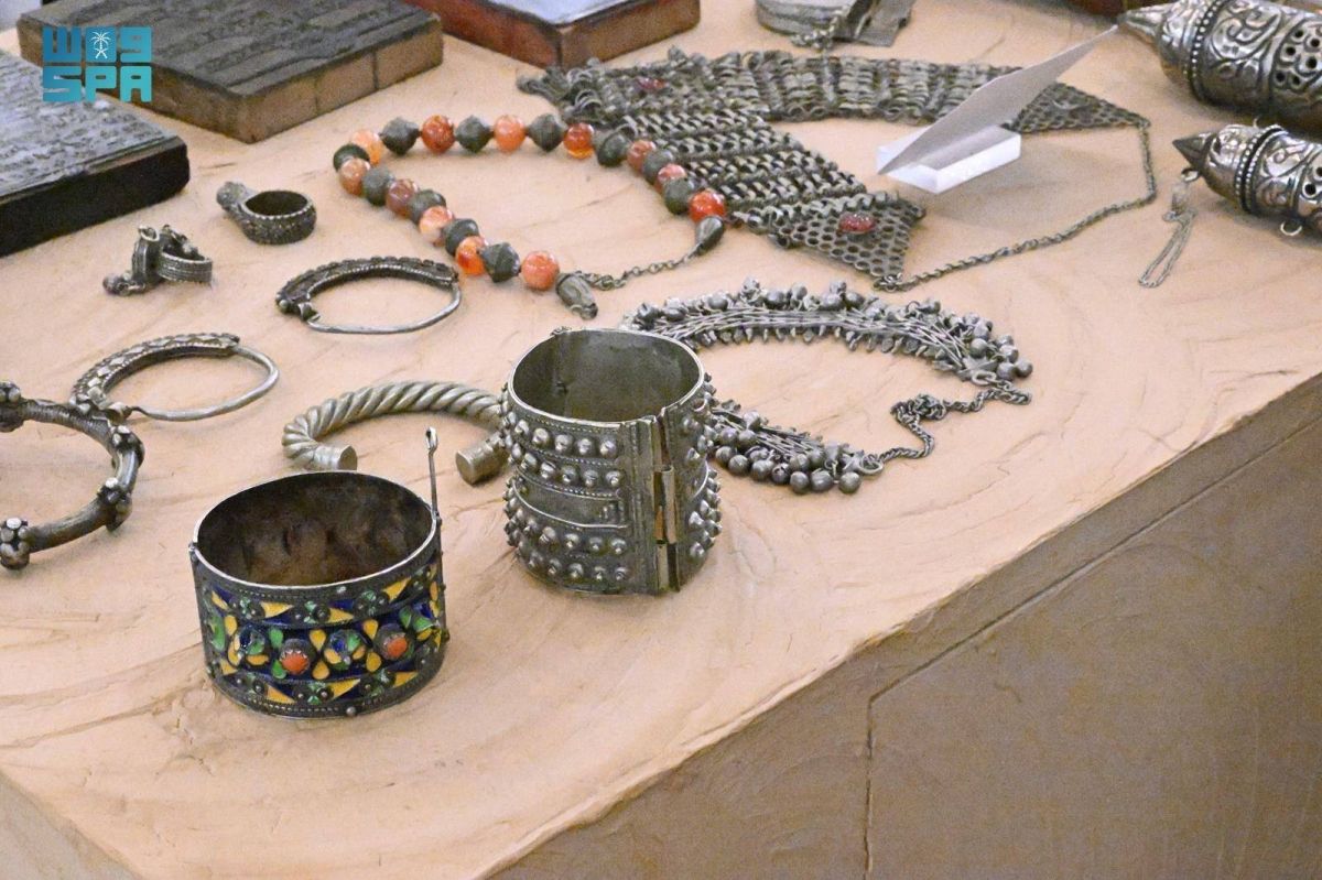 ركن تراثي في جازان يستعرض 
العملات الأولى وأدوات الحياة القديمة