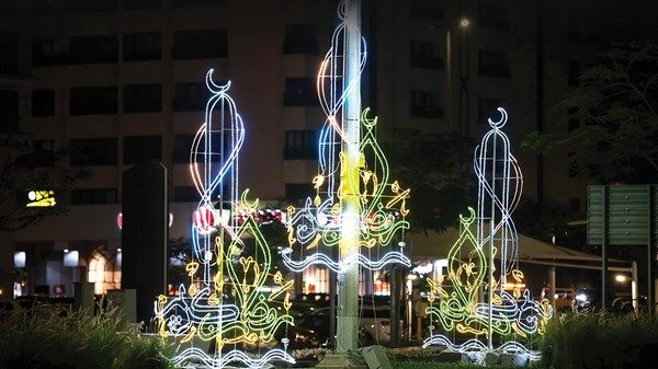 5200 تشكيل مضيء تُزين الشوارع والجسور في أبوظبي