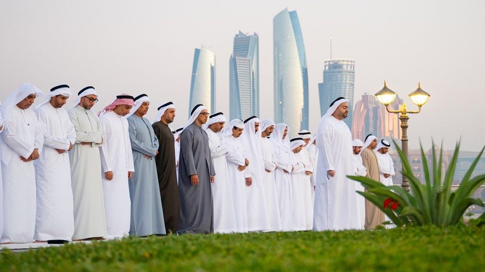 منصور بن زايد يشارك موظفي ديوان الرئاسة والسلك القضائي وقطاع التعليم مأدبة الإفطار الرمضانية