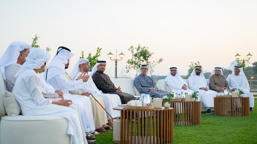 منصور بن زايد يشارك موظفي ديوان الرئاسة والسلك القضائي وقطاع التعليم مأدبة الإفطار الرمضانية