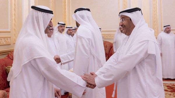حمد الشرقي يستقبل المهنئين بشهر رمضان بحضور ولي العهد