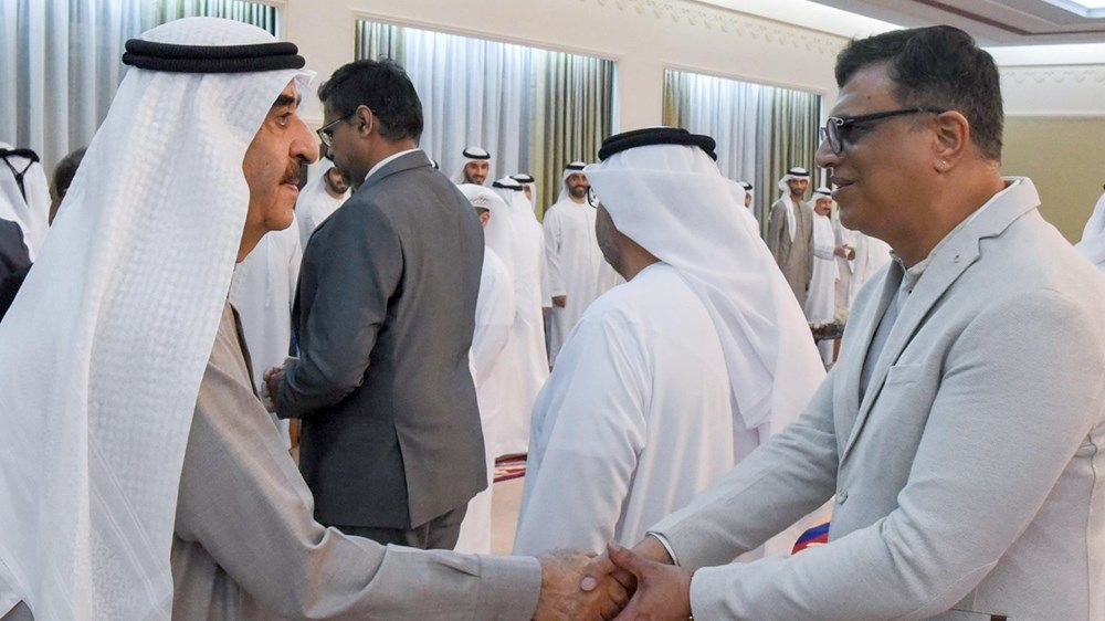 حاكم أم القيوين يستقبل الشيوخ والمسؤولين وجموع المهنئين بالشهر الفضيل