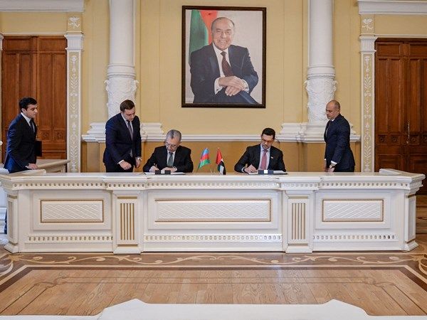 «أبوظبي» و«باكو» توقّعان اتفاقية توأمة لتعزيز التعاون الحضري