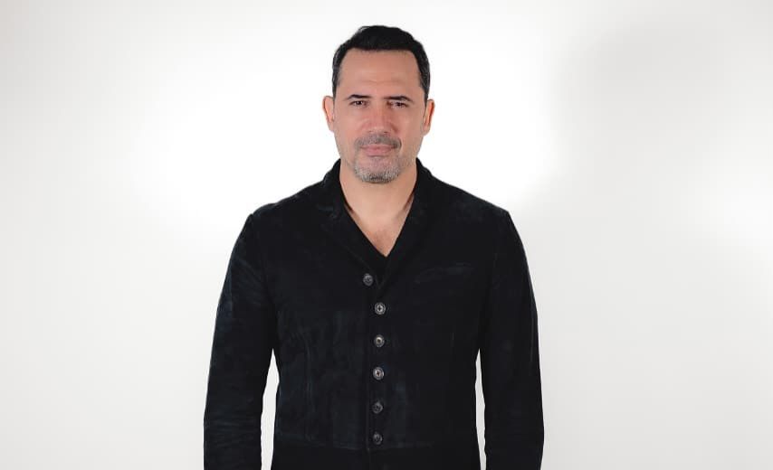 ظافر العابدين يدافع عن منى زكي، يردّ على نصيحة إياد نصار ويكشف سبب غياب مسلسله مع نادين نجيم