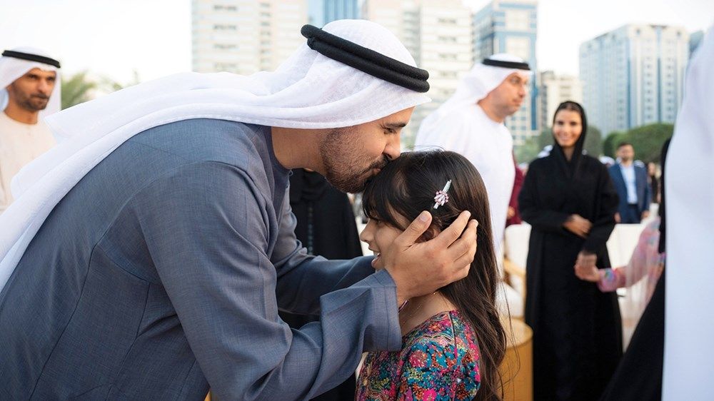 ذياب بن محمد بن زايد يشارك موظفي جهات حكومية الإفطار الرمضاني في «برزة أبوظبي»