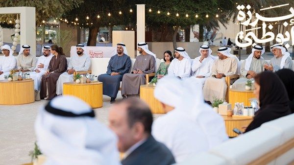 ذياب بن محمد بن زايد يشارك موظفي جهات حكومية الإفطار الرمضاني في «برزة أبوظبي»