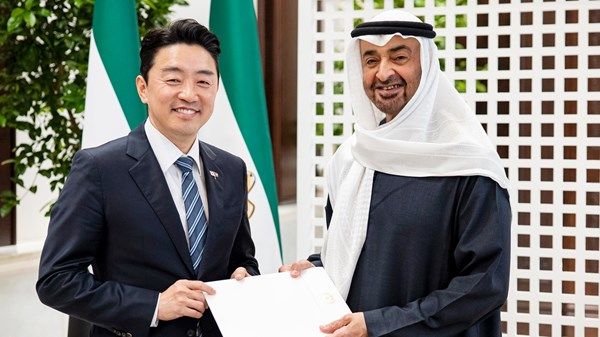 رئيس الدولة يتسلم رسالة خطية من الرئيس الكوري خلال استقباله المبعوث الخاص