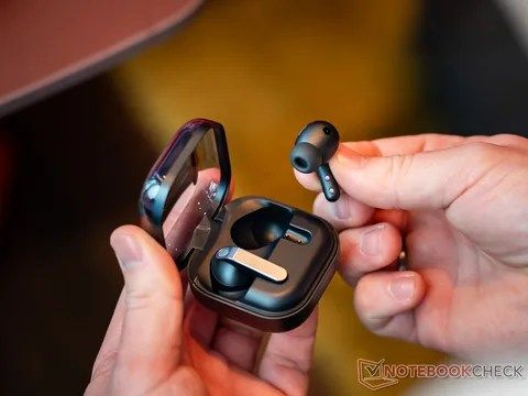 تكنولوجيا: سامسونج تعلن رسمياً عن سماعات جالاكسي بادز 4 برو بمكبرات صوت أكبر وإلغاء ضوضاء نشط محسن وبطارية طويلة العمر