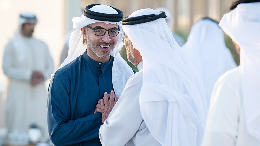 هزاع بن زايد يستقبل كبار المسؤولين والموظفين المهنئين بشهر رمضان المبارك