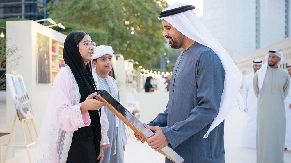 ذياب بن محمد بن زايد يشارك موظفي جهات حكومية الإفطار الرمضاني في «برزة أبوظبي»