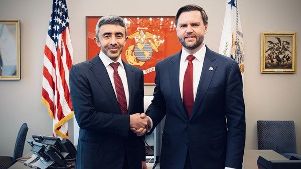 عبدالله بن زايد ونائب الرئيس الأميركي يبحثان تعزيز العلاقات الاستراتيجية بين البلدين