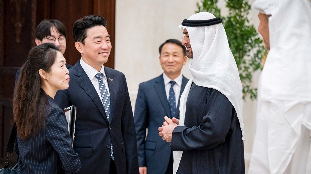 رئيس الدولة يتسلم رسالة خطية من الرئيس الكوري خلال استقباله المبعوث الخاص