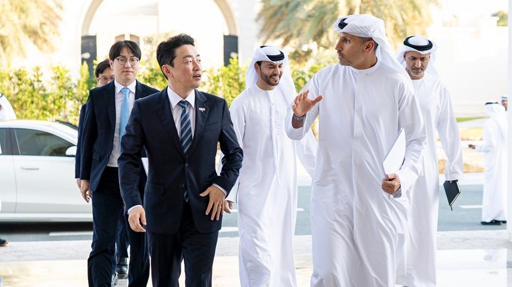 رئيس الدولة يتسلم رسالة خطية من الرئيس الكوري خلال استقباله المبعوث الخاص