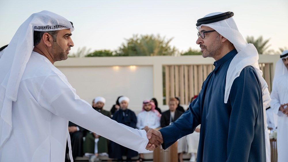 هزاع بن زايد يستقبل كبار المسؤولين والموظفين المهنئين بشهر رمضان المبارك