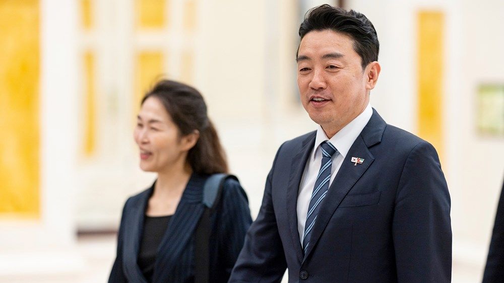 رئيس الدولة يتسلم رسالة خطية من الرئيس الكوري خلال استقباله المبعوث الخاص