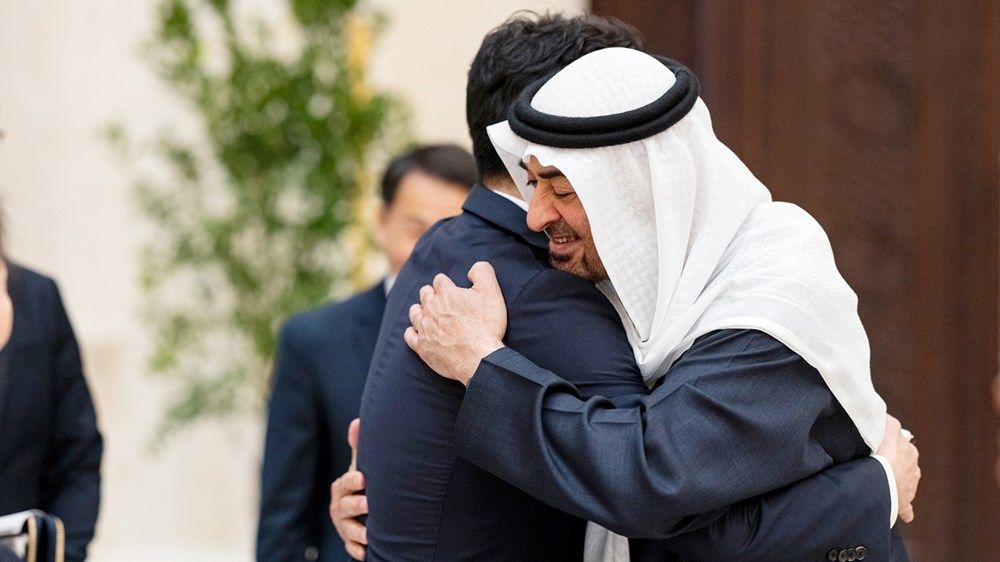 رئيس الدولة يتسلم رسالة خطية من الرئيس الكوري خلال استقباله المبعوث الخاص