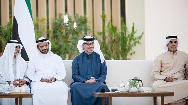 هزاع بن زايد يستقبل كبار المسؤولين والموظفين المهنئين بشهر رمضان المبارك