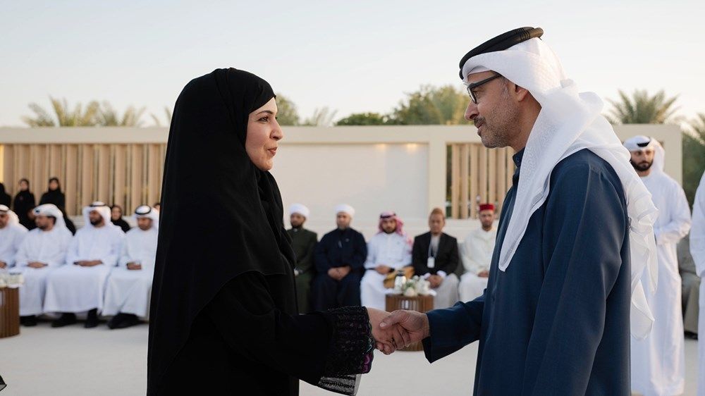 هزاع بن زايد يستقبل كبار المسؤولين والموظفين المهنئين بشهر رمضان المبارك