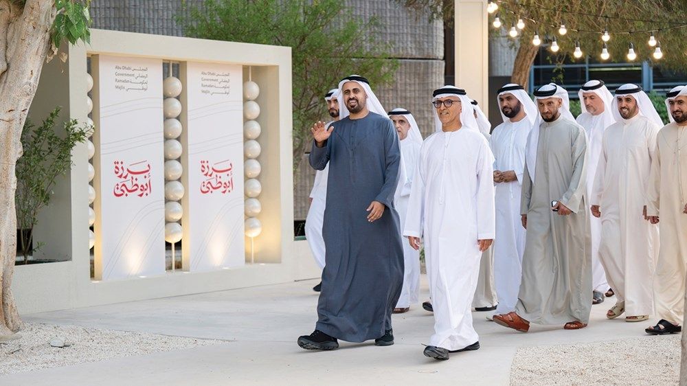 ذياب بن محمد بن زايد يشارك موظفي جهات حكومية الإفطار الرمضاني في «برزة أبوظبي»