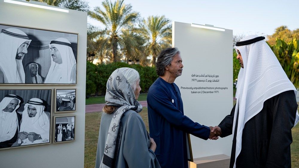 رئيس الدولة يحضر أول لقاء يجمع شخصيات شهدت مراسم رفع علم الاتحاد مع الوالد المؤسس الشيخ زايد