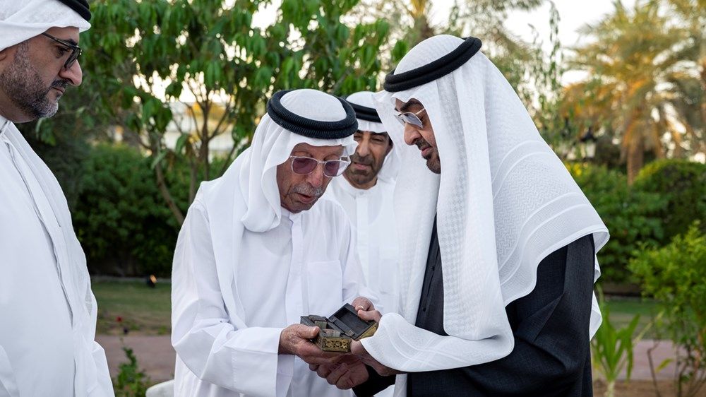 رئيس الدولة يحضر أول لقاء يجمع شخصيات شهدت مراسم رفع علم الاتحاد مع الوالد المؤسس الشيخ زايد