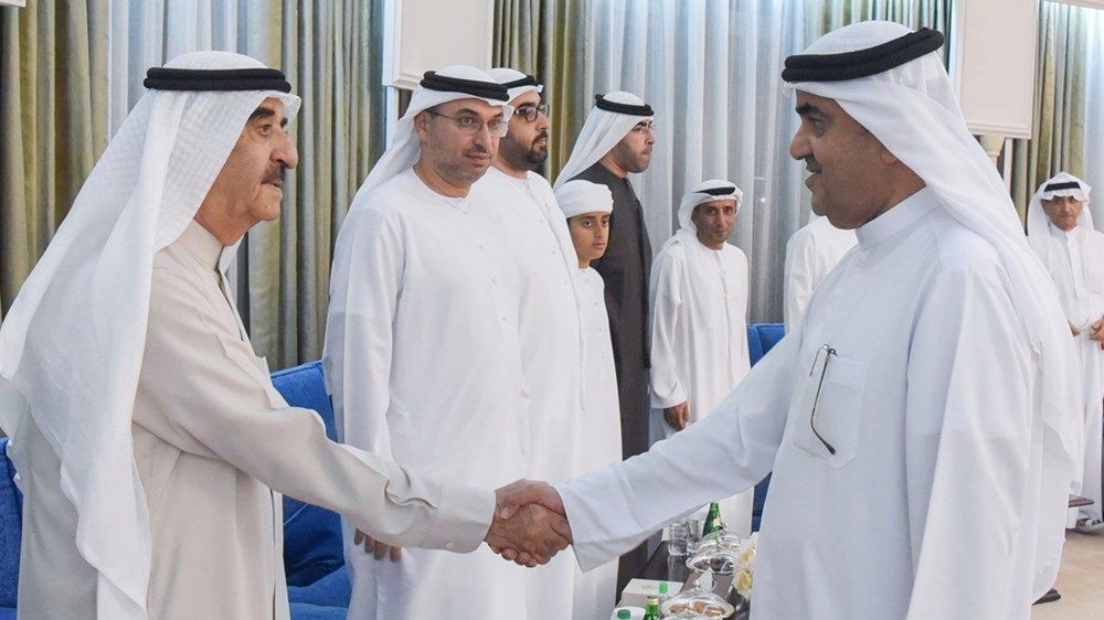 حاكم أم القيوين يستقبل الشيوخ والمسؤولين وجموع المهنئين بشهر رمضان