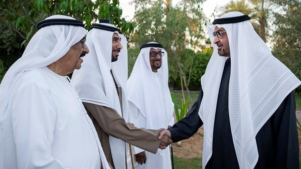 رئيس الدولة يحضر أول لقاء يجمع شخصيات شهدت مراسم رفع علم الاتحاد مع الوالد المؤسس الشيخ زايد